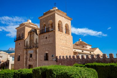 İspanya, Murcia bölgesindeki Aledo 'daki Santa Mara la Real Kilisesi, öğle vakti