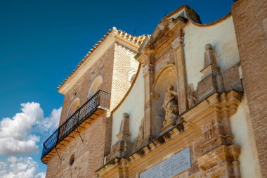 İspanya, Murcia bölgesindeki Aledo 'daki Santa Mara la Real Kilisesi' nin ön cephesinin ayrıntıları.