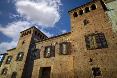 Eski Guadix, Granada, Endülüs, İspanya 'da iki kulesi olan eski tuğla bir saray.