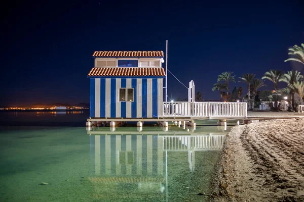 Los Alcazares belediyesindeki Mar Menor 'daki eski spa. Murcia bölgesi. Geceleri yapay ışık kullanılıyor.