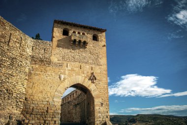 Morella Duvarı 'ndaki Portal del Forcall adlı ortaçağ duvarlı muhafaza girişi, Castelln, İspanya,