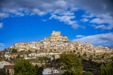 Morella, Castelln, İspanya 'nın ortaçağ kasabasının panoramik manzarası.