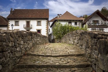 İspanya 'nın Navarra kentindeki tipik Ochagava Pyrenean köyündeki Andua Nehri üzerindeki eski taş köprü.