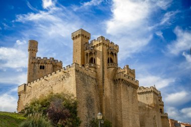 Olite, Navarra, İspanya 'nın ortaçağ şatosunun manzarası..
