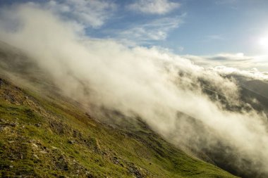 Sonbaharda İspanya ve Fransa arasındaki Larrau limanındaki dağları aşan bulutlar ve şafağın sıcacık ışığı