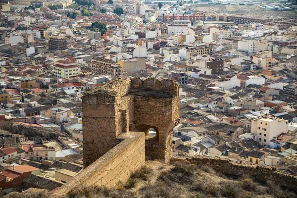 Kaleden Jumilla şehrinin manzarası, duvarın bir kısmı ve ön planda kule, Jumilla, Murcia, İspanya