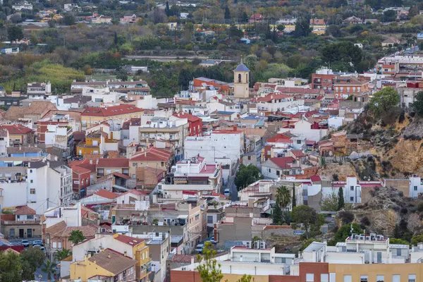 Murcia, İspanya 'nın meyve bahçesindeki köy cebirlerinin genel manzarası, şafak vakti kilise kulesi çıkıyordu.