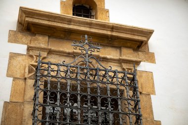 İspanya 'nın Murcia bölgesindeki Ricote Vadisi' ndeki tarihi bir binanın güzel dövülmüş ızgarası.