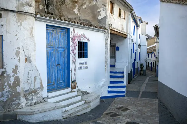 İspanya, Valencia 'da Ayora şehrinin ünlü öpüşme köşesi olan tipik bir sokak.