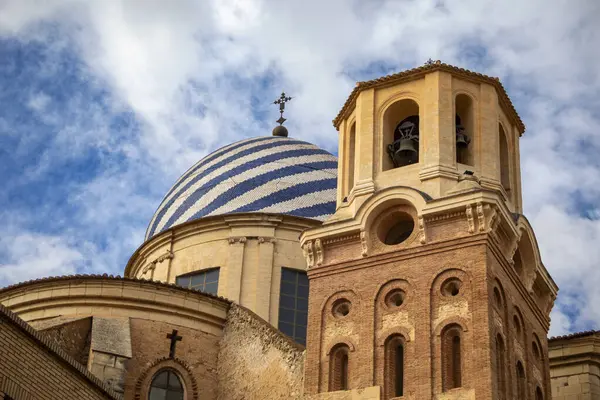 Kule ve kubbenin ayrıntıları. İspanya, Murcia Bölgesi, Yecla 'daki Pursima Concepcion Bazilikası' nın mavi ve beyaz çizgileri.