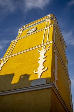 Bullas Saat Kulesi 'nin altından Murcia Bölgesi' nin karakteristik sarı renginden.