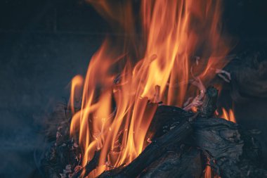 Şöminede ateşte barbekü için ateş.