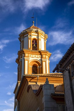 Murcia Bölgesi Bullas Tespihi Kilisesi 'nin çan kulesinin dikey fotoğrafı.