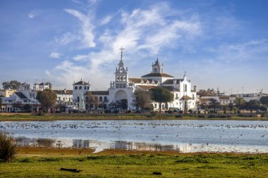 Ermita del Roco, Huelva, Endülüs, İspanya 'nın genel manzarası gün ortasında bataklığa yansıdı.