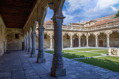15. yüzyılda inşa edilen ve dünya mirası ilan edilen Salamanca, Castilla y Len, İspanya 'nın küçük okullarının güzel bir avlusu.
