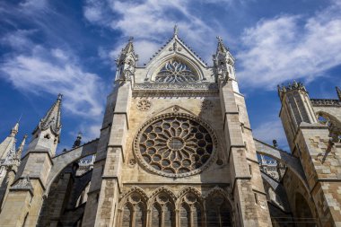 Leon 'un Len, Castilla y Len, İspanya' daki Gotik katedralinin yan cephelerinden biri.