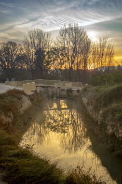İspanya Murcia Meyve Bahçesi 'nin dikey manzarası. Eski Plvora değirmeni üzerinde bir köprü var.