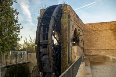 Rueda de la ora, ortaçağ kökenli suyu İspanya 'nın Murcia bahçesinde taşımak için kullanılan bir tekerlek.