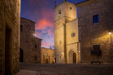 Cceres, Extremadura, İspanya 'da Santa Mara Katedrali' nin yer aldığı meydanın alacakaranlığında UNESCO tarafından dünya mirası ilan edilen bir şehir görülüyor.