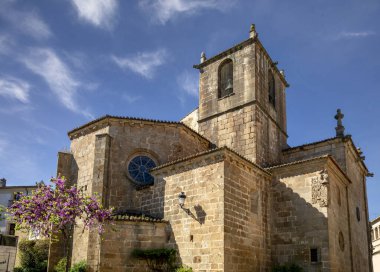 Cceres, Extremadura, İspanya 'daki San Juan Bautista Kilisesi' nin arka manzarasında UNESCO tarafından bir şehir dünya mirası ilan edildi.