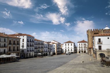 Cceres, Extremadura, İspanya 'daki Plaza Mayor' un güzel manzarası. Gün ortası ışıklarıyla.