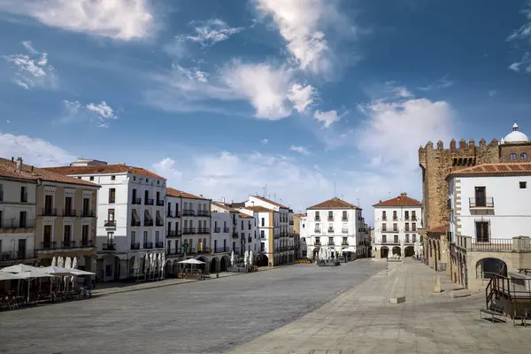 Cceres, Extremadura, İspanya 'daki Plaza Mayor' un güzel manzarası. Gün ortası ışıklarıyla.