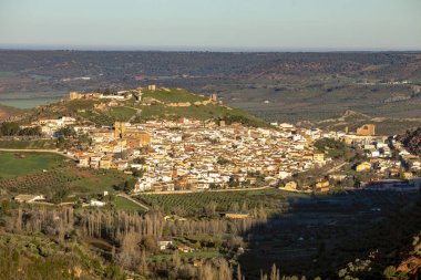 Alcaraz, Albacete, Castilla la la Mancha, İspanya 'nın tepedeki tipik anıtsal kasabasından genel manzara