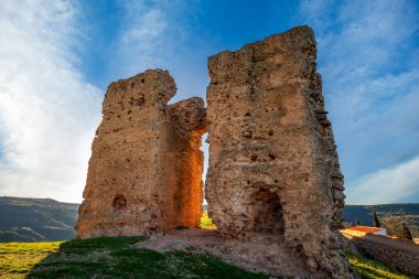 Alcaraz, Albacete, Castilla la la Mancha, İspanya 'nın ortaçağ şatosunun kapılarından birinin görkemli kalıntıları.