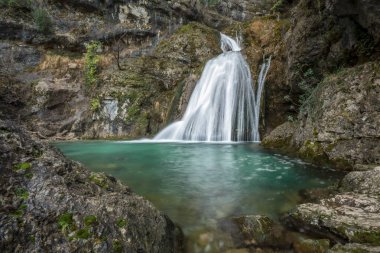 Mundo Nehri şelalesinin mavi havuzlarından biri şubat ayında Albacete, Castilla La Mancha, İspanya 'da bulutlu bir sabah patlamasından sonra