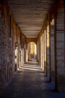 Plaza Monumental de Alcaraz, Albacete, Castilla la la Mancha, İspanya 'nın gün ortası atari salonlarının dikey görüntüsü