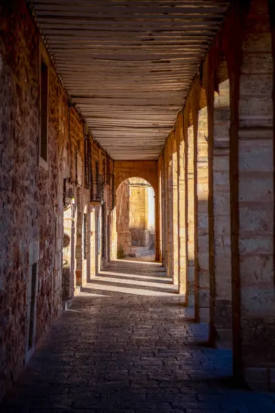 Plaza Monumental de Alcaraz, Albacete, Castilla la la Mancha, İspanya 'nın gün ortası atari salonlarının dikey görüntüsü