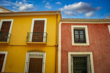 İspanya 'nın Murcia bölgesindeki eski Librilla kasabasının tipik kırmızı ve sarı cepheleri.
