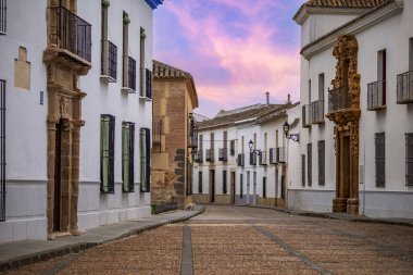 Almagro, Ciudad Real, Castilla la la Mancha, İspanya 'daki Plaza de Santo Domingo' dan yola çıkan tipik caddeler.
