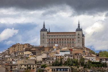 Toledo 'nun Alcazar manzarası, Castilla la la Mancha, İspanya, bir dünya mirası bölgesi, bulutlu bir günde şehrin üzerinde.