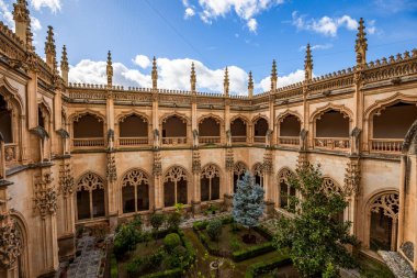 Toledo, Castilla la la Mancha, İspanya 'daki San Juan de los Reyes manastırının Gotik manastırı.