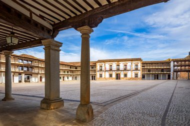 Tembleque de Toledo, Castilla la la Mancha 'nın anıtsal Plaza Belediye Başkanı' nın güney girişi, ahşap balkonlarıyla