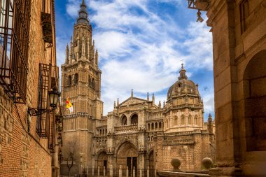 Toledo Katedrali, Castilla la la Mancha, İspanya 'nın ön cephesi, bitişik bir sokaktan görülen dünya mirası alanı