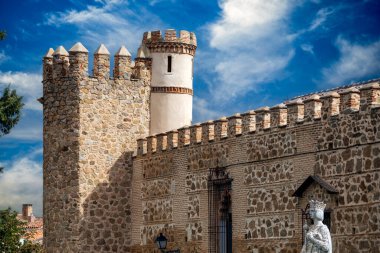 La Cava Toledo, Castilla la la Mancha, İspanya 'nın duvarlı ve siperli ortaçağ sarayının manzarası