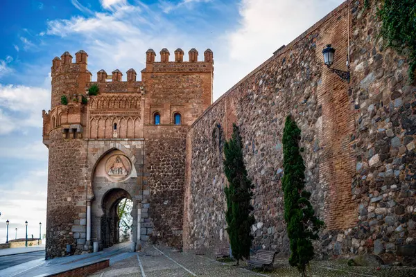 Toledo, Castilla la Mancha, İspanya 'nın ortaçağ duvarlı bölgesinde Puerta del Sol manzarası