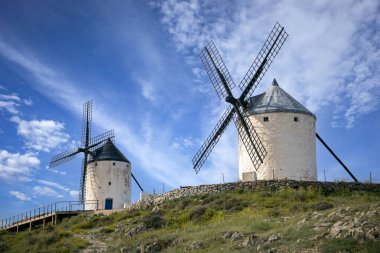 Consuegra, Toledo, Castilla la la Macha 'nın iki ünlü yel değirmeninin gündüz görüntüsü.