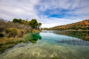 Ruidera lagünlerindeki Laguna Salvadora bakış açısından renkli bir manzara, Ciudad Real ve Albacete, İspanya