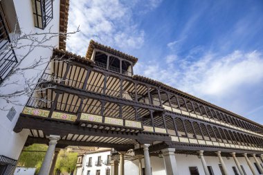 Tembleque de Toledo, Castilla la la Mancha, İspanya Belediye Başkanı anıtsal Plaza 'nın ahşap balkonlarının ayrıntıları.