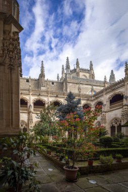 San Juan de los Reyes Manastırı 'nın güzel Gotik manastırı, Toledo, Castilla la la Mancha, İspanya, peyzaj bahçesiyle