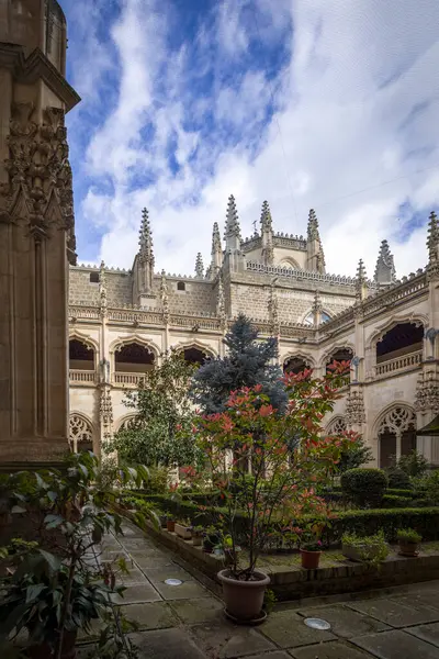 San Juan de los Reyes Manastırı 'nın güzel Gotik manastırı, Toledo, Castilla la la Mancha, İspanya, peyzaj bahçesiyle