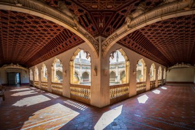 İspanya 'nın Toledo kentindeki San Juan de los Reyes Manastırı' nın Gotik Manastırı 'nın birinci katından doğal ışıkla