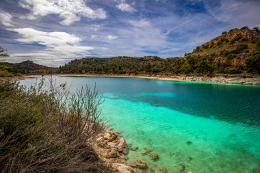 Lagunas de Ruidera 'daki Lengua gölü, Albacete, Castilla La Mancha, İspanya, şiddetli bir renk ve kuraklık nedeniyle az su.