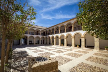 İspanya 'nın Murcia bölgesindeki Caravaca' daki Vera Cruz Sığınağı 'nın barok manastırının genel manzarası.