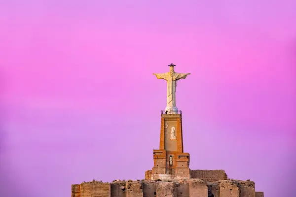Деталь Христа Вершині Середньовічного Замку Монтеагудо Мурсія Іспанія Рожевим Небом — стокове фото