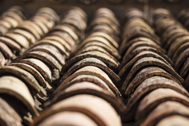 Geleneksel İspanyol çatısının kil kiremitlerle döşenmiş makro detayları