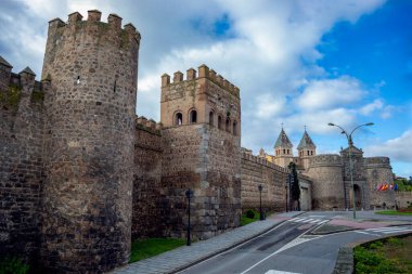 İspanya, Castilla la la Mancha, Toledo 'da Kraliçe' nin kulelerinin bulunduğu ortaçağ anıtsal duvarı UNESCO 'nun dünya mirası kenti ilan etti.